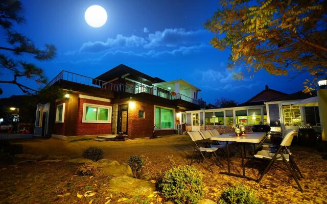 Jeonju Ihwawon Healing Gonggan Guest House