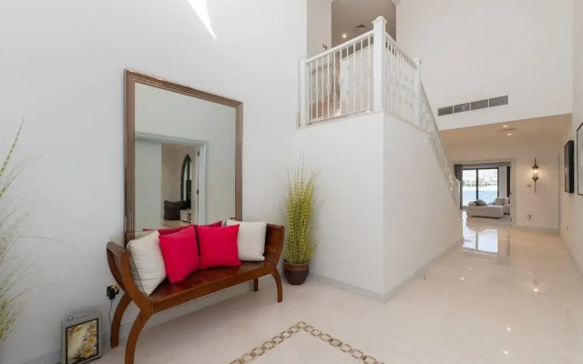 Exclusive 5BR Palm Villa w Private Pool and Beach