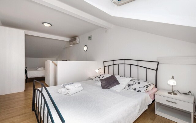 Beautiful Home in Pag With Wifi and 6 Bedrooms