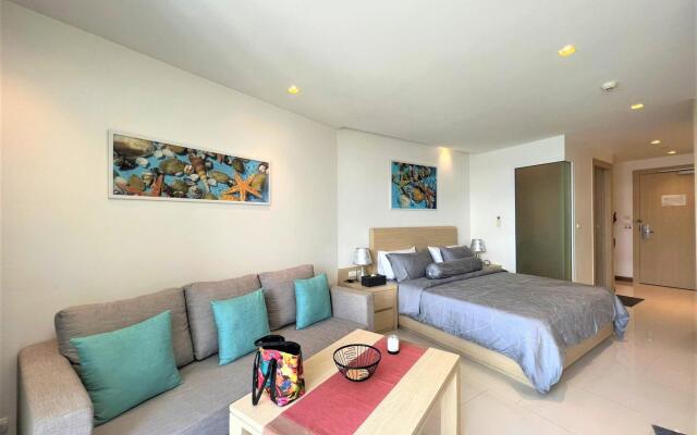 Maroon Studio at the Beachfront