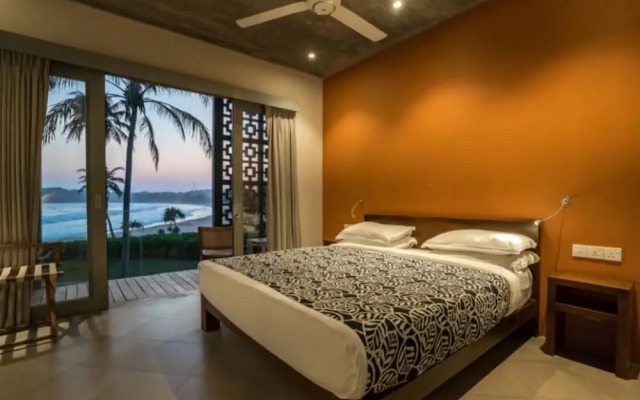 Modern Beach Villa With Roof Garden