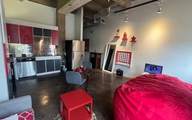Artistico-Styled Studio Loft Sleeps 5