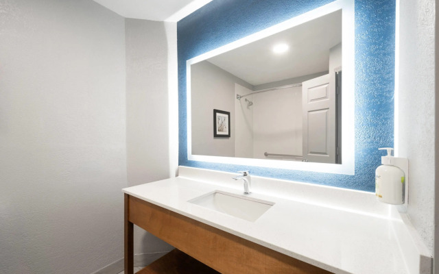 La Quinta Inn & Suites by Wyndham Raleigh Cary
