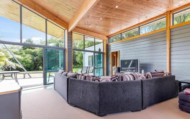 Lakeside Landing - Lake Tarawera Holiday Home
