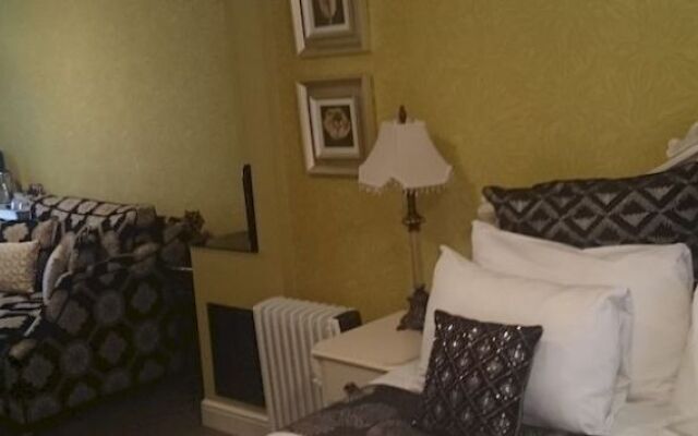 Cross Street Guesthouse & B & B