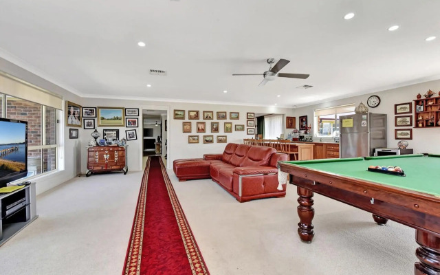 Noble Willow Estate Lovedale. Super Spacious, with views and pool