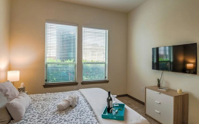 Beautiful & Modern Memorial Home - Near Everything