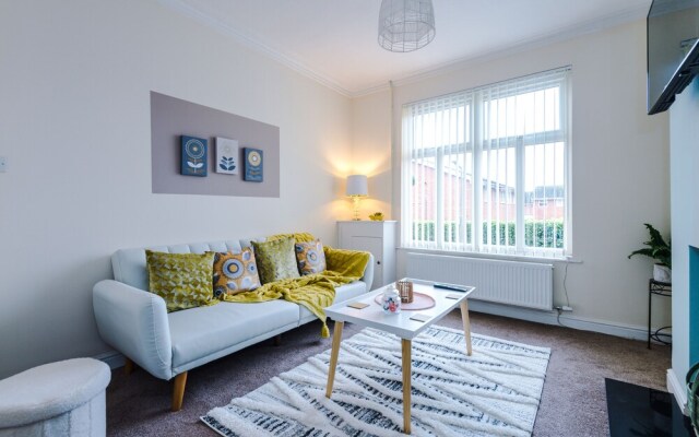 Convenient 2 Bedroom Home With Parking