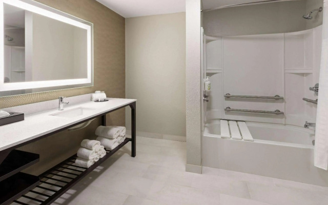 La Quinta Inn & Suites by Wyndham Memphis I-240
