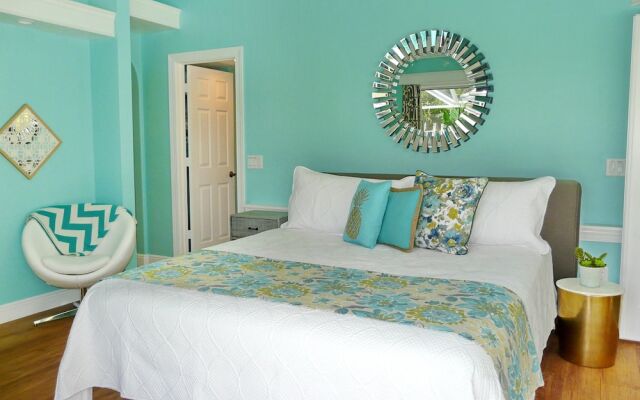 Private Home and Guesthouse With Courtyard, Pool and spa