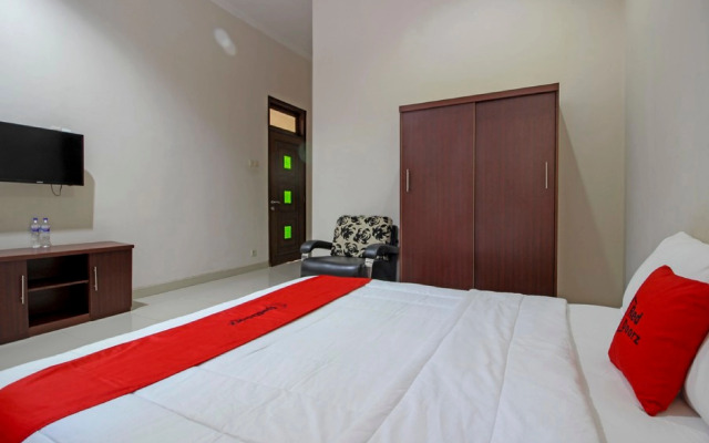 RedDoorz near Hartono Mall 3