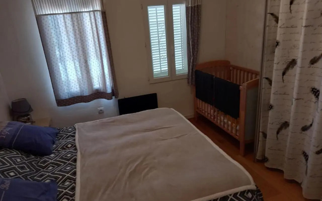 House with free parking, barbeque air conditioning