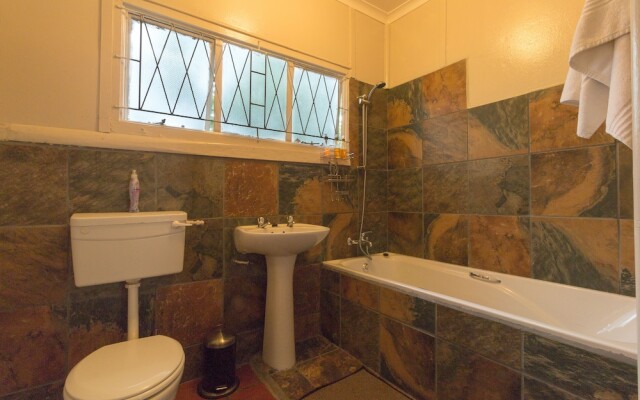 Inyathi Guest Lodge & Self Catering Chalets