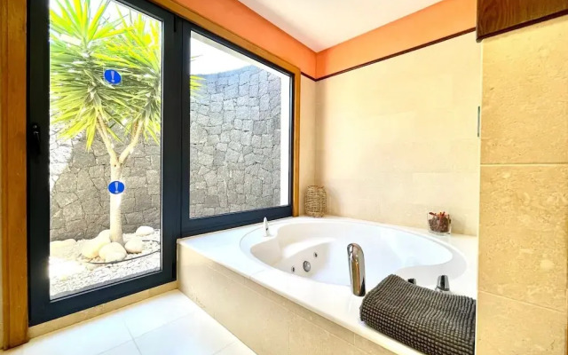 Beautiful 5-bed Villa in Playa Blanca