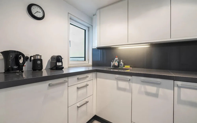 Borough Flat With City Views by Underthedoormat