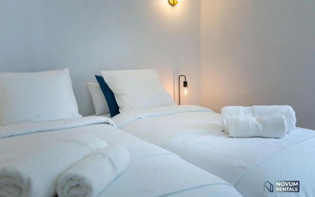 Modern 2 BDRM Apt with Sea Views and Pool