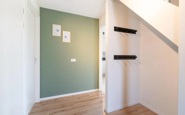Cozy Retreat With Parking and Charging