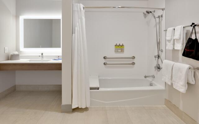 Holiday Inn Express & Suites Yukon by IHG