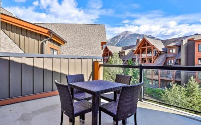 Luxury 3-Br Penthouse | INDOOR Pool & Hot Tub | Pool Table | 2 Decks + Mtn Views