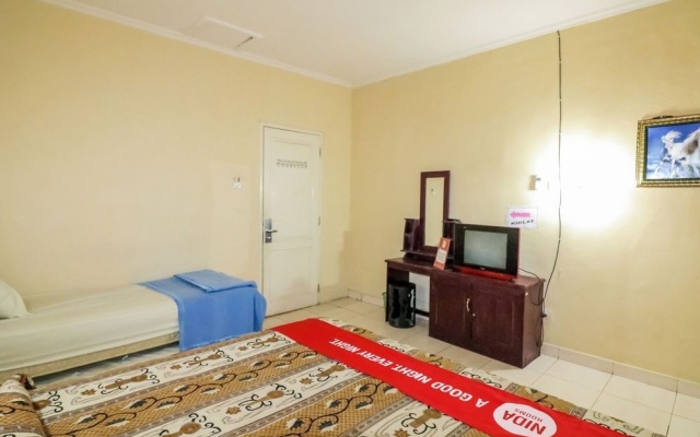 Nida Rooms 9 Kraton Tugu Railway Station at Hotel Queen Star – Guest Rooms – Sleman