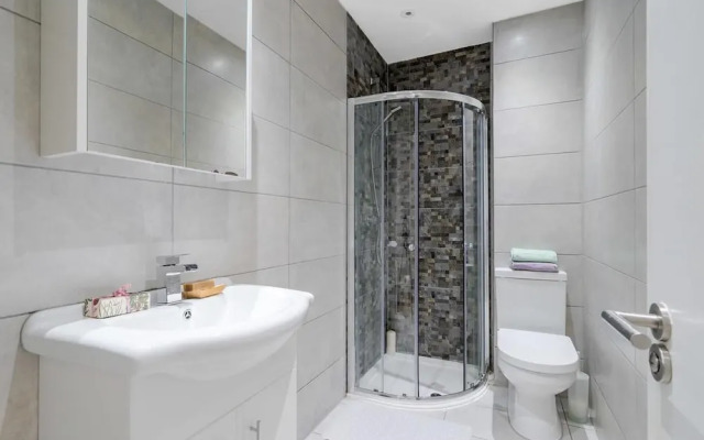 Bermondsey London, 3 People Apartment, Peaceful