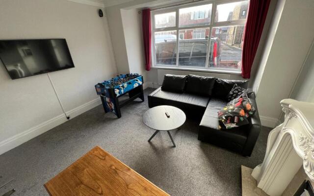 Friends House, Hot Tub, Sleeps 8