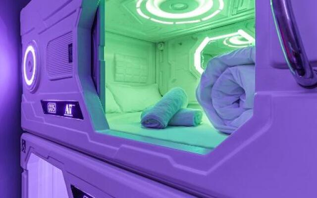 Art Seven Hostel Capsules