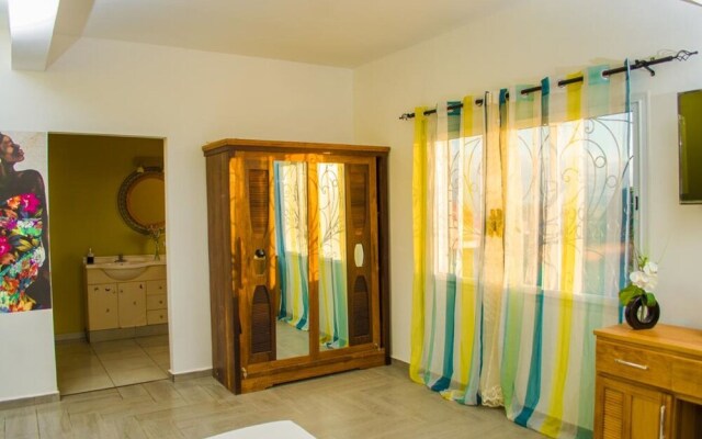 Room in Villa - Comfortable and Welcoming Suite With Terrace Overlooking the Lake