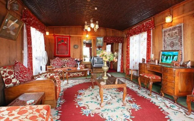 New Lucky Star Group of Houseboats