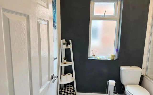 Manchester - House - Sleeps 6 - Parking - Garden