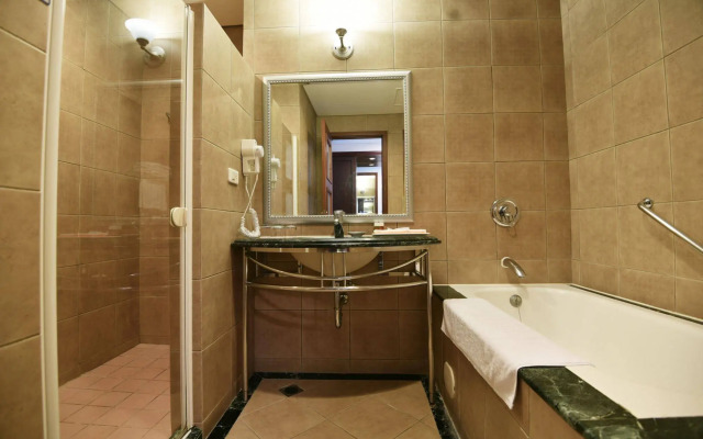 Wei-Yat Grand Hotel