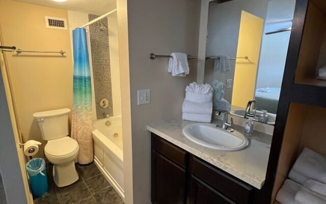 Kona Alii Oceanview Pool Shops & Restaurants