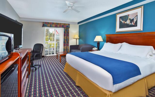 Holiday Inn Express & Suites Petoskey by IHG