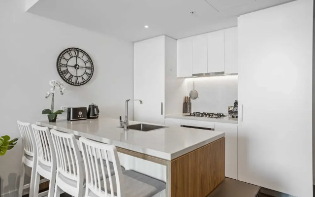 Chic 1-bed With Parking, Pool and Gym