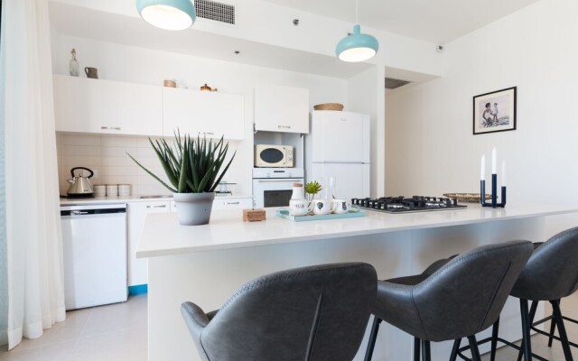 Artsy Modern Bright Apt in Bat Yam