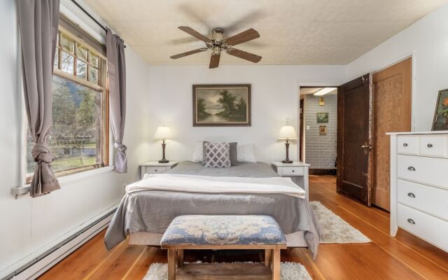 Rockwell Retreat 4 Bedroom Home by NW Comfy Cabins by RedAwning