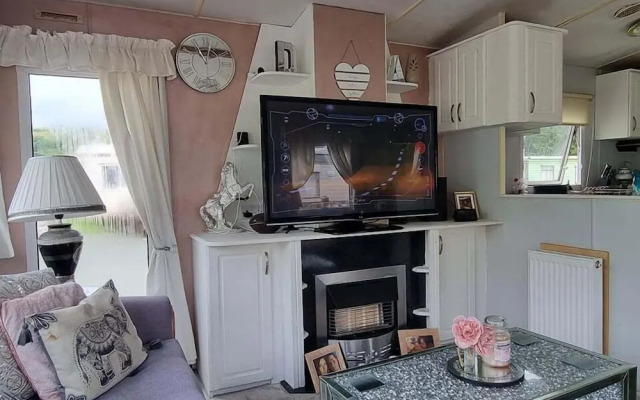 Lovely 3-bed Caravan in Foel, Welshpool
