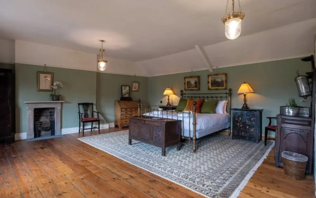 Stunning 4BD Home in Worcestershire