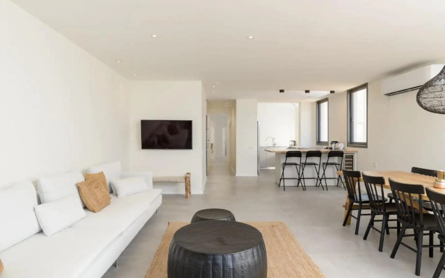 Stylish & Spacious 3 bedroom apartment by the Sea