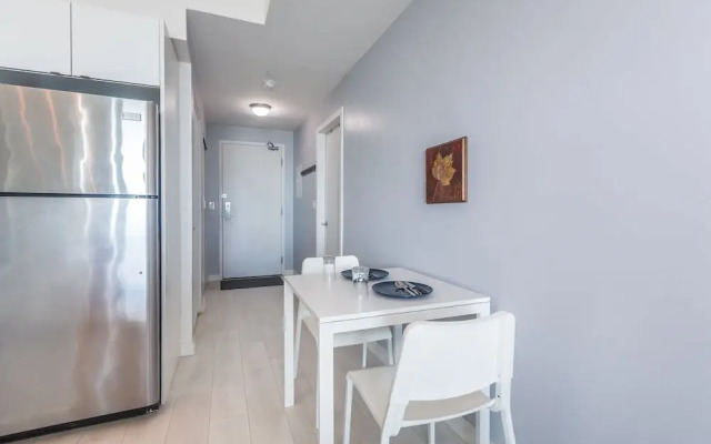 Panoramic Lakeview in a Luxury Downtown Oasis