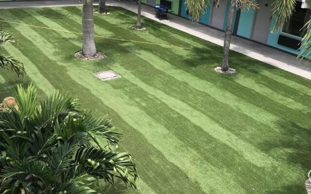 Tropical Inn & Suites