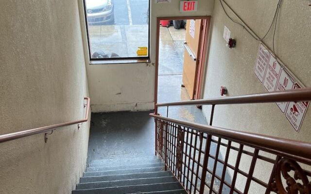 Metro Inn & Suites
