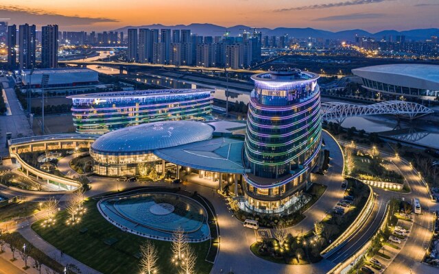 HUALUXE Nanjing Yangtze River by IHG