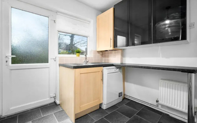 Stylish Three Bedroom Retreat With Garden