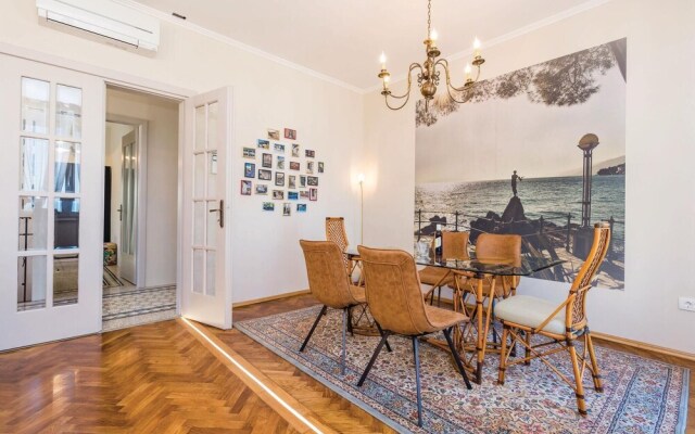 Amazing Home in Icici With Wifi and 5 Bedrooms