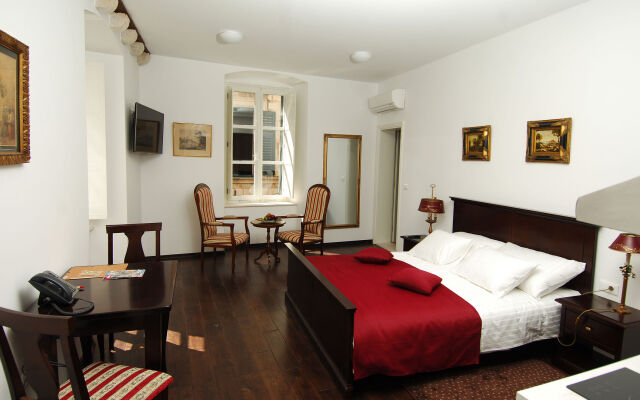 SUNce Palace Apartments with free offsite parking