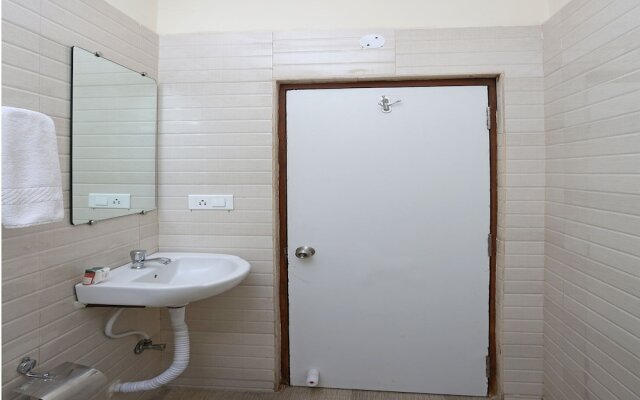 OYO 8941 Hotel Golden Leaves