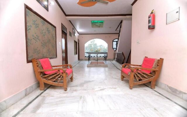 OYO 18641 Hotel Rashmi