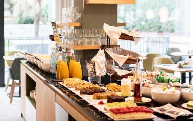 Flora Hotel & Suites