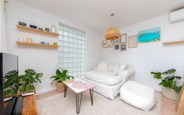 Stylish and Bright 1 Bedroom Apartment - Camps Bay